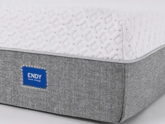 Endy mattress review - front corner with logo letter