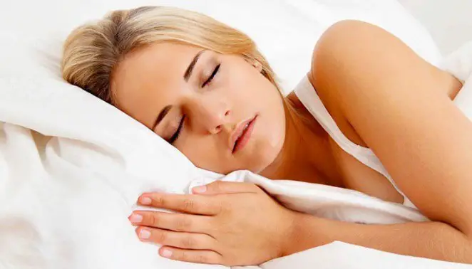 Dromma Bed - Sleep Experience woman on side