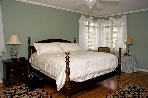 White Traditional Comforter Sets