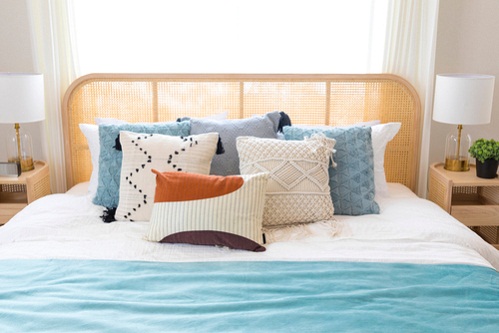 Rustic Bedrooms in Ice Blue with Knitted pillows 