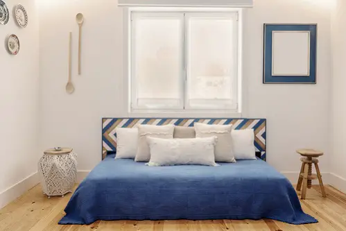 Small And Cozy Farmhouse Bedrooms in Cobalt Blue